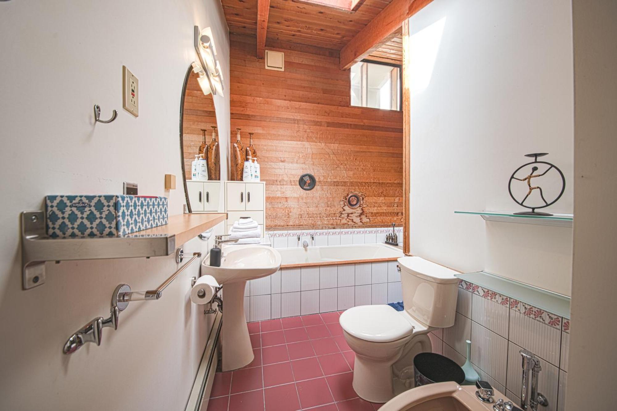 Cypress: Private Bedroom/Bathroom/Office, With Shared Pool, Hot Tub North Vancouver Exterior foto